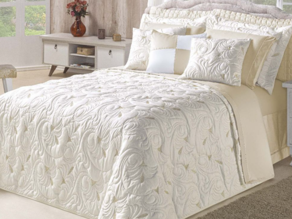 Cobre leito king: elegância e conforto para sua cama