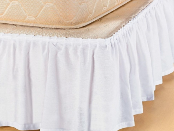 Como fazer da saia box um item decorativo em sua cama de casal?